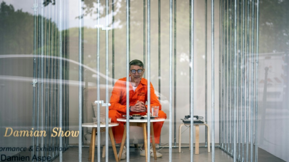 Un artista franc&eacute;s se encierra un mes en una jaula para denunciar el dominio de las empresas de internet
