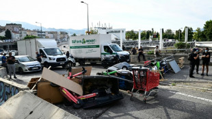 Dezenas de detidos no in&iacute;cio de jornada de bloqueios na Fran&ccedil;a