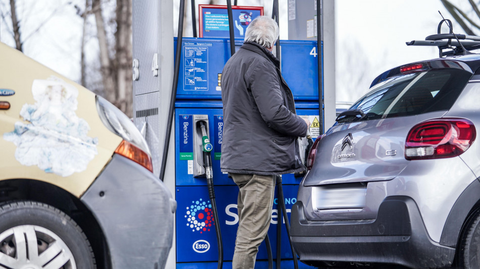 Prezzo petrolio in aumento, Wti scambiato a 64,87 dollari