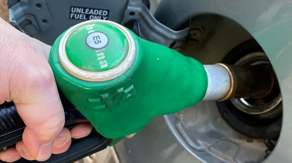 Il petrolio chiude in calo a New York a 102 dollari