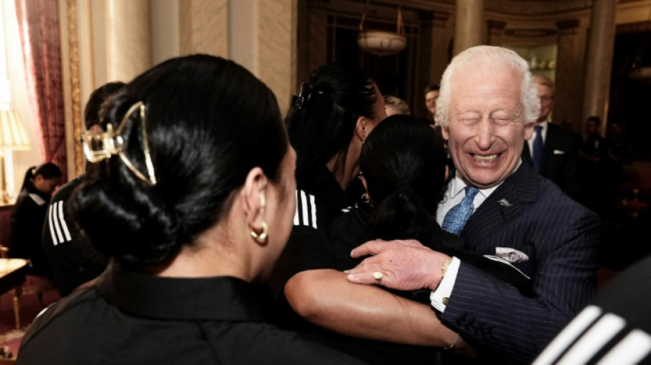 K&ouml;nig Charles III. l&auml;sst sich von Rugby-Spielerinnen aus Neuseeland umarmen
