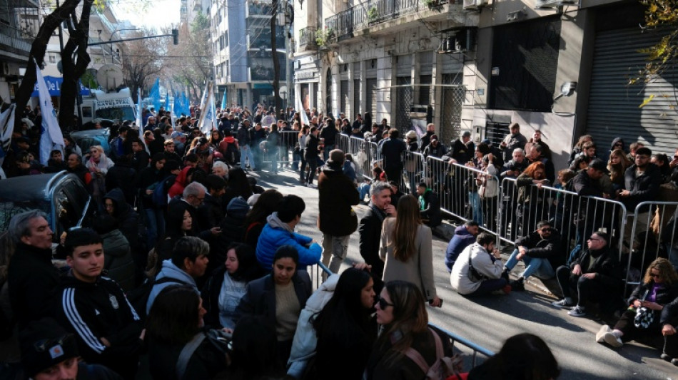 Centenas de apoiadores de Kirchner aguardam notícias sobre sua detenção na Argentina