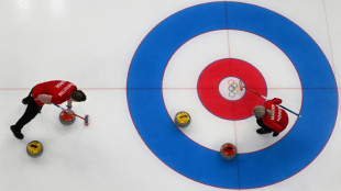El curling da inicio a las pruebas de los Juegos mientras la llama recorre Pek&iacute;n