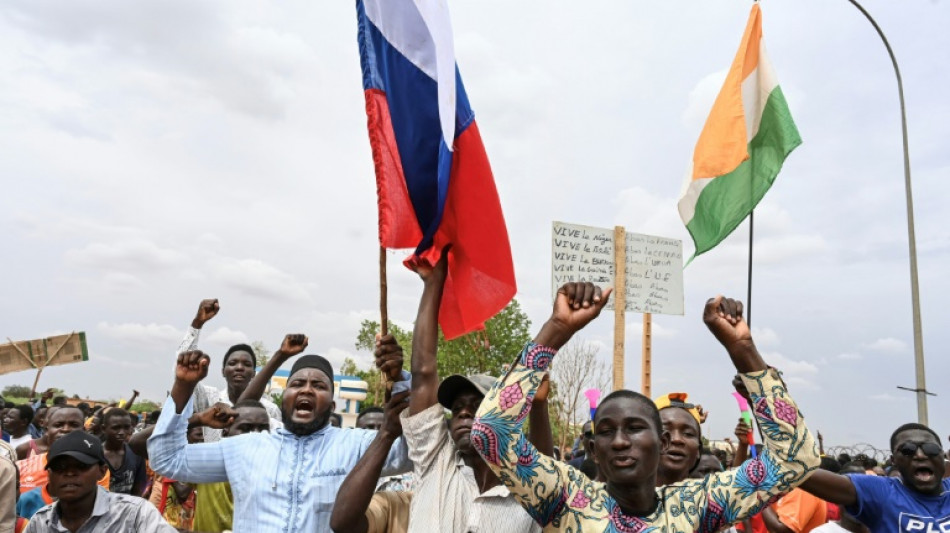Niger : manifestation des partisans du r&eacute;gime militaire pr&egrave;s de la base fran&ccedil;aise &agrave; Niamey