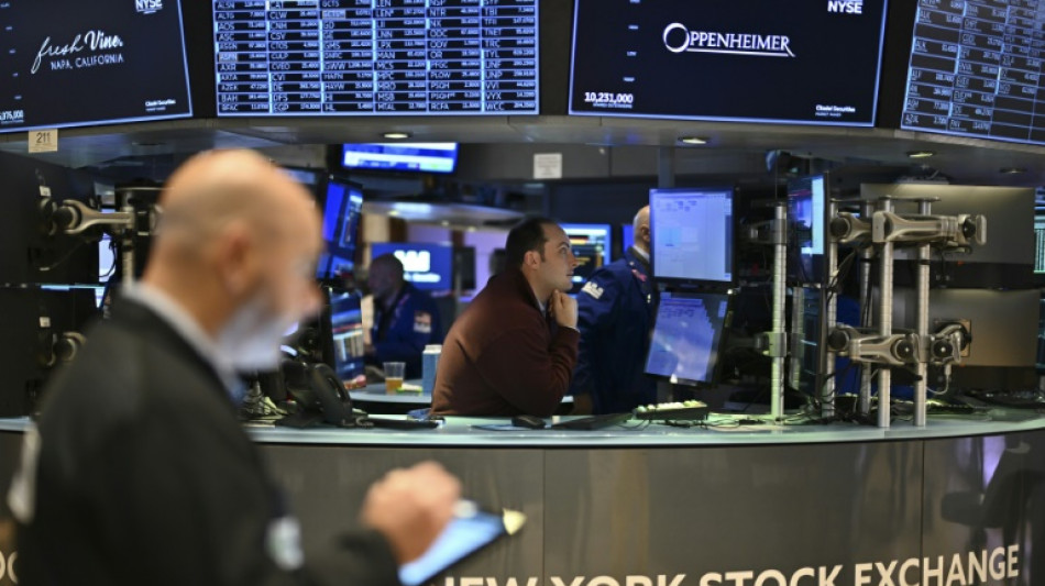 Wall Street ouvre en ordre dispers&eacute;, dig&egrave;re l'inflation c&ocirc;t&eacute; producteurs
