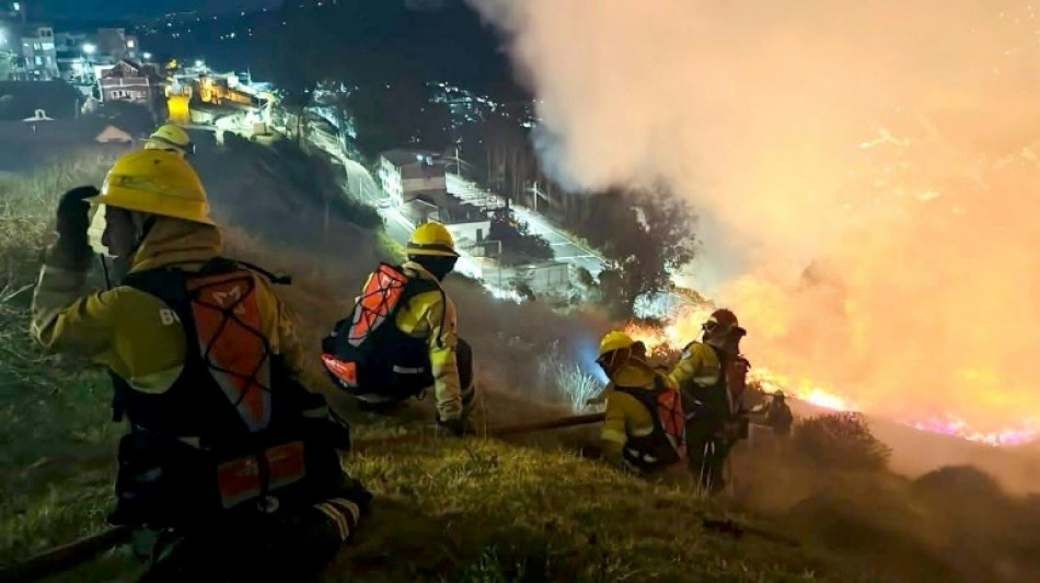 Equateur : les pompiers luttent contre des feux de for&ecirc;t dans la capitale