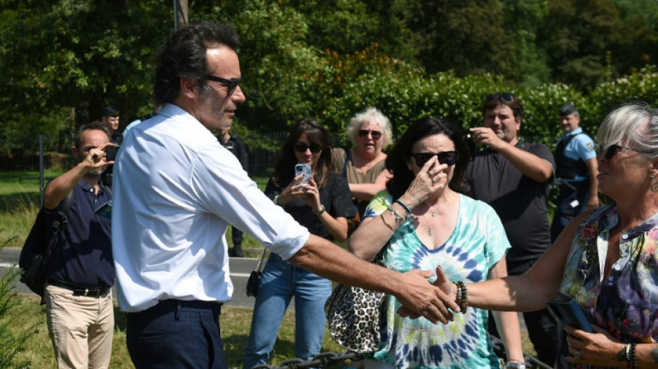 Avant les obs&egrave;ques d'Alain Delon, ses fils Anthony et Alain-Fabien saluent les fans