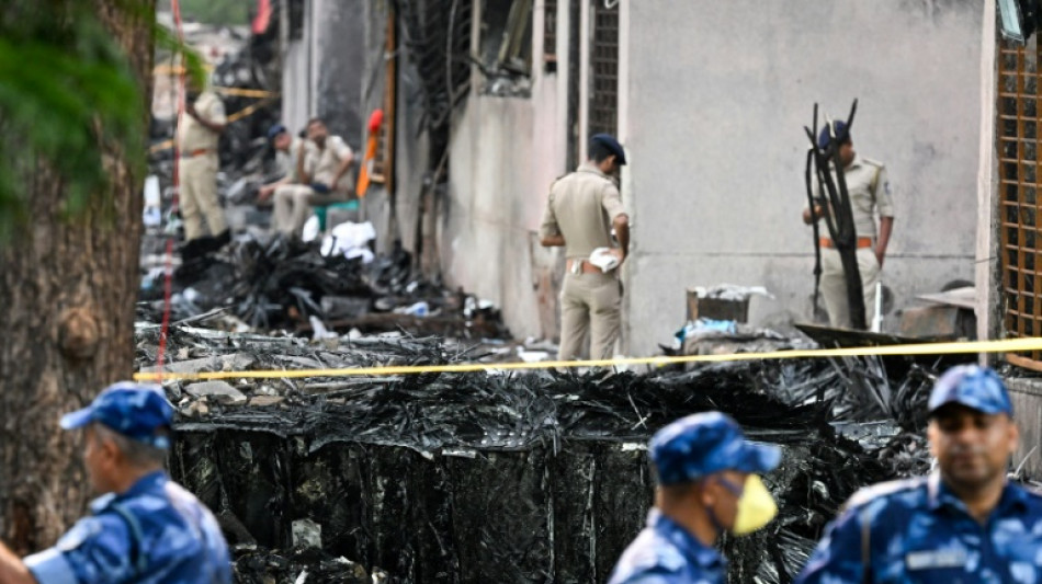 Nach Flugzeugabsturz in Indien durchk&auml;mmen Einsatzkr&auml;fte weiter die Tr&uuml;mmer