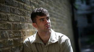 Dois jovens brit&acirc;nicos acusam m&atilde;e conspiracionista pela morte de irm&atilde; com c&acirc;ncer