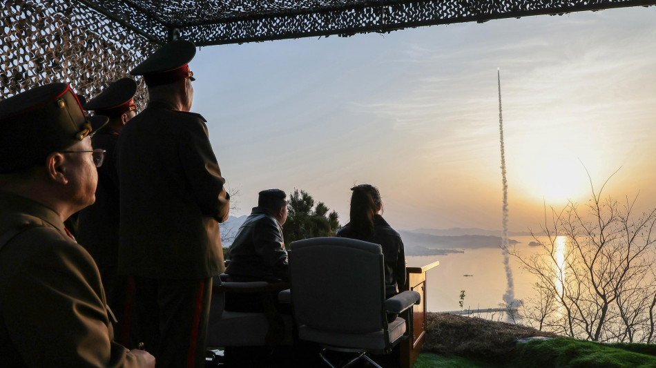 Pyongyang conferma il test missilistico, presente anche Kim