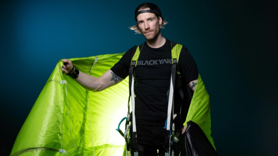 Sports extr&ecirc;mes: performance in&eacute;dite en ski base jump sur la face ouest du Mont Blanc