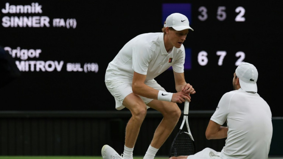 Dimitrov abre 2 a 0 mas sofre les&atilde;o e Sinner avan&ccedil;a &agrave;s quartas de Wimbledon