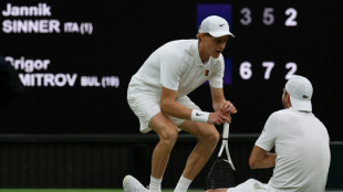 Dimitrov abre 2 a 0 mas sofre les&atilde;o e Sinner avan&ccedil;a &agrave;s quartas de Wimbledon