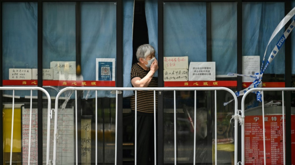 A Shanghai, des d&eacute;confin&eacute;s... se font reconfiner