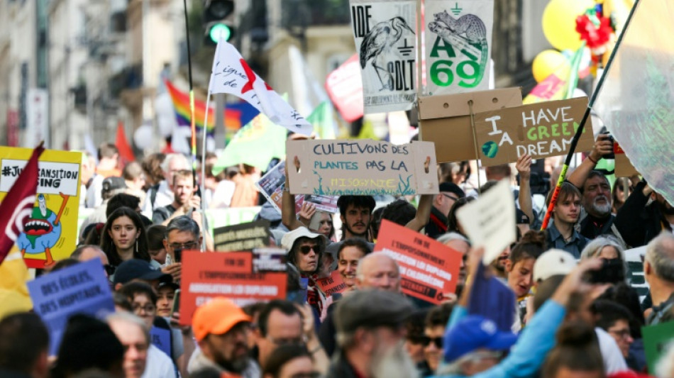 Plusieurs milliers de manifestants en France en faveur du climat et de la justice sociale