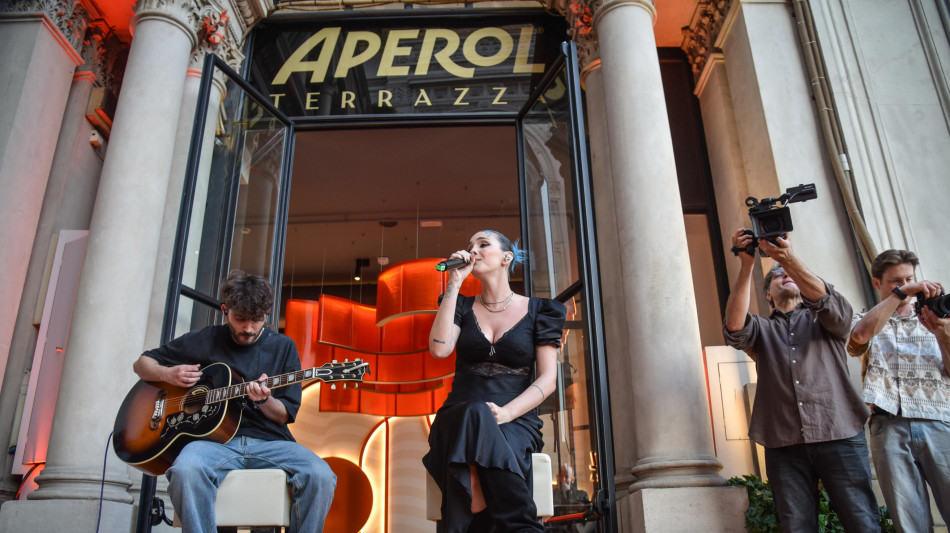 La musica di Rose Villain a Milano inaugura l'ora dell'aperitivo