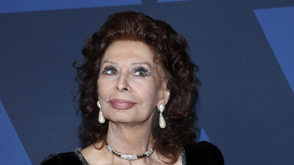 Sophia Loren riappare in foto per il matrimonio del figlio Carlo
