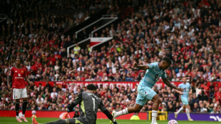 Amorim keeps faith with Bayindir for Manchester derby