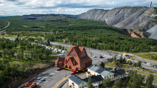 Igreja sueca chega a nova localiza&ccedil;&atilde;o, aonde foi trasladada para evitar desabamento
