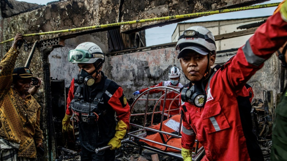 Al menos 17 muertos en el incendio de un dep&oacute;sito de carburantes en Indonesia