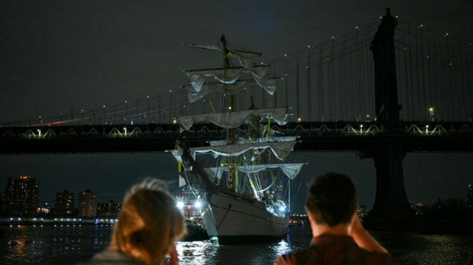 M&aacute;s de 20 heridos por choque de buque escuela mexicano contra puente de Brooklyn de Nueva York