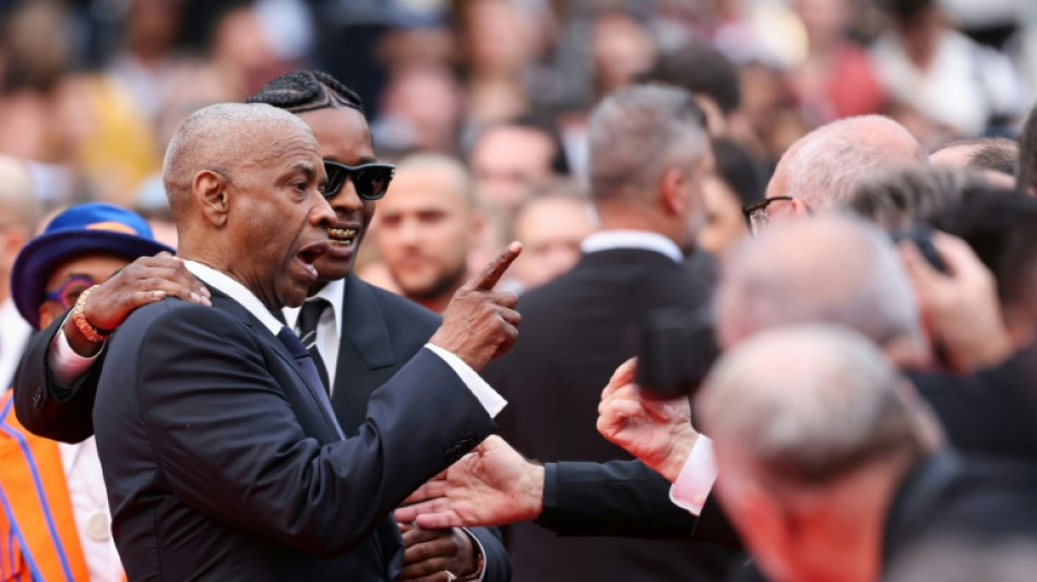 Denzel Washington discute com fot&oacute;grafo no tapete vermelho de Cannes