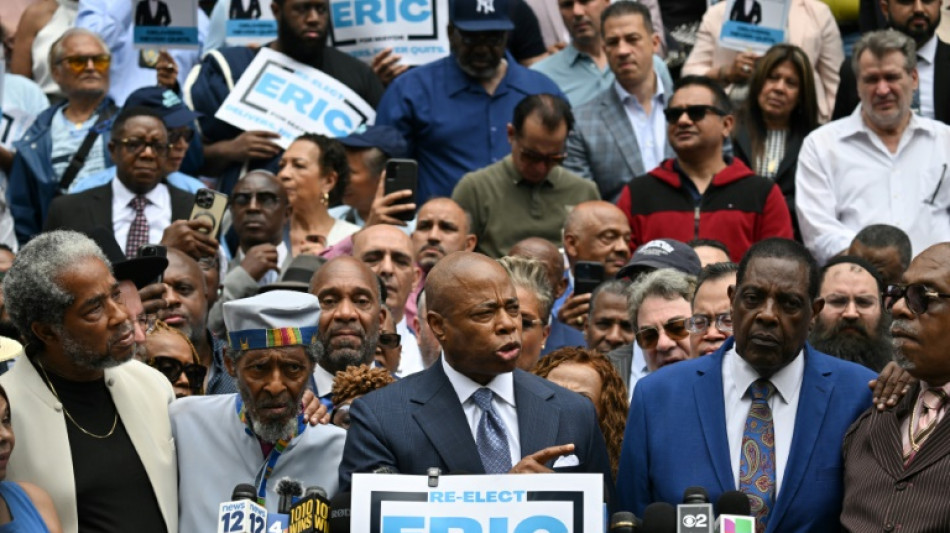 Prefeito de NY anuncia candidatura à reeleição com críticas a rival Mamdani