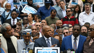 Prefeito de NY anuncia candidatura à reeleição com críticas a rival Mamdani