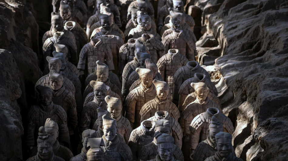 Cina, turista danneggia due guerrieri di terracotta a Xi'an
