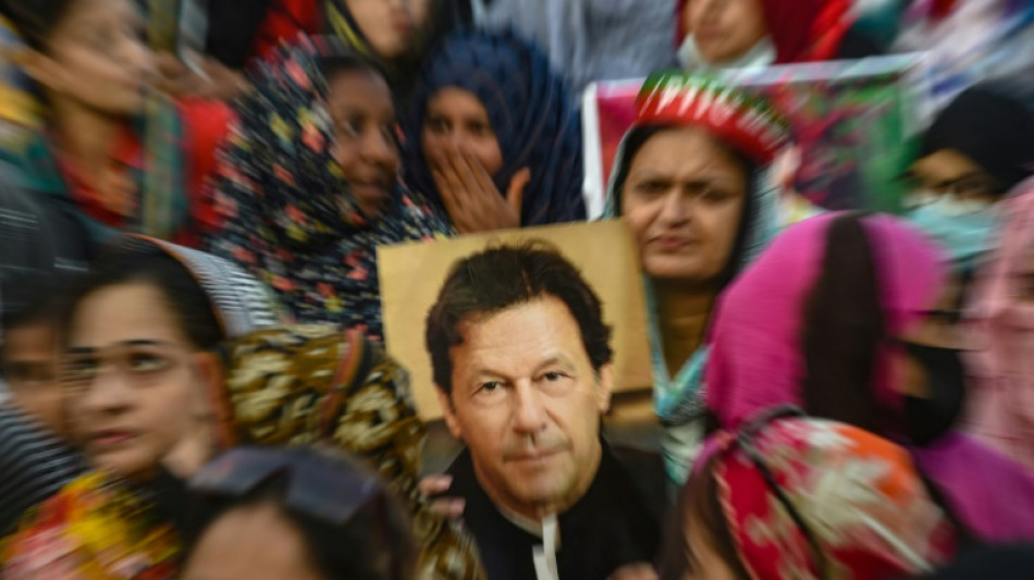 Pakistan: l'ex-Premier ministre Khan en d&eacute;tention provisoire, envoi de soldats au Pendjab