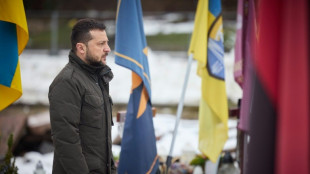Aide en berne et sous pression sur le front: Zelensky face &agrave; la presse