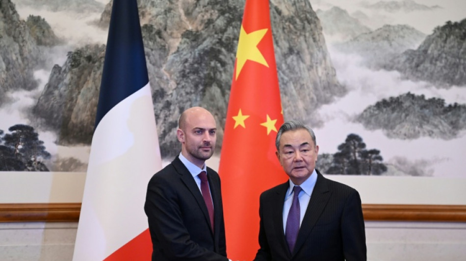 Face aux "crises", le chef de la diplomatie fran&ccedil;aise plaide pour le dialogue avec P&eacute;kin
