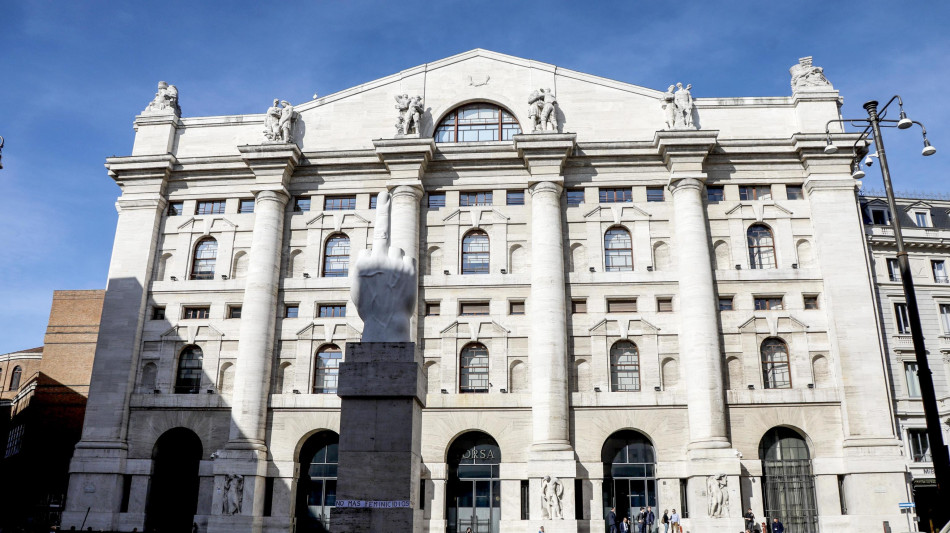 Borsa: Milano debole (-0,9%), pesa Stellantis dopo preliminari