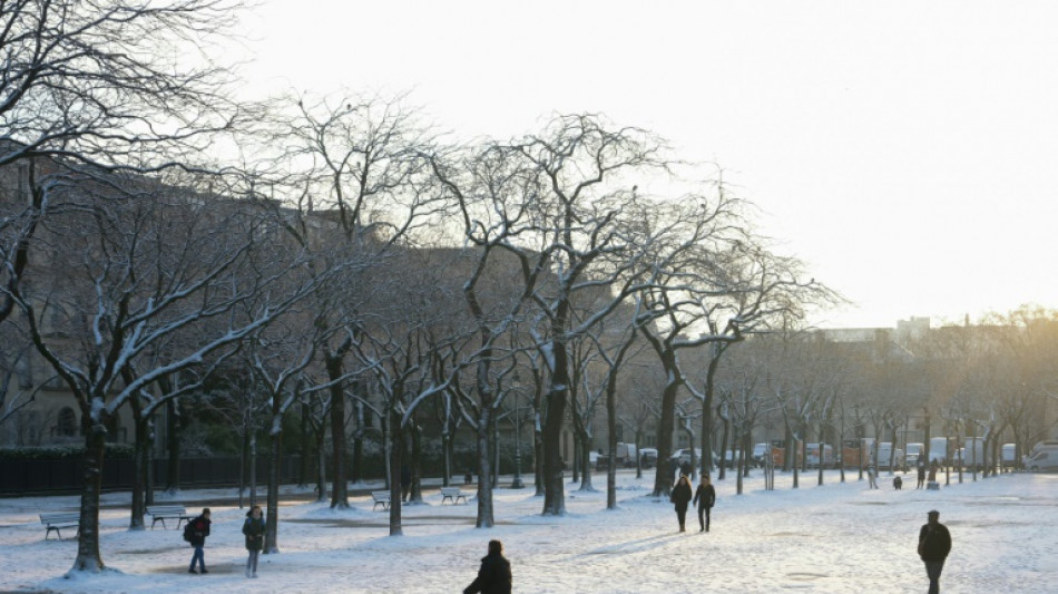 Jusqu'&agrave; 15 cm de neige dans le nord de la France, toujours menac&eacute; de verglas
