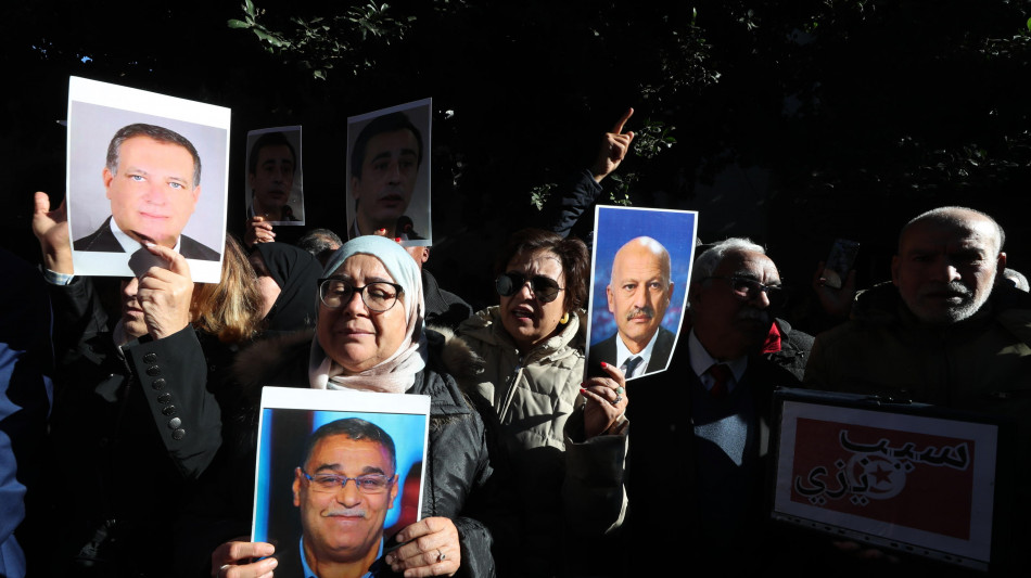 Tunisia: pene tra 13-66 anni a processo per 'cospirazione'