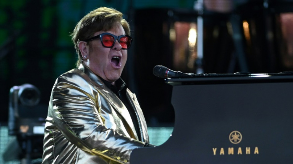 F&atilde;s de todo o mundo assistem ao &uacute;ltimo show oficial de Elton John