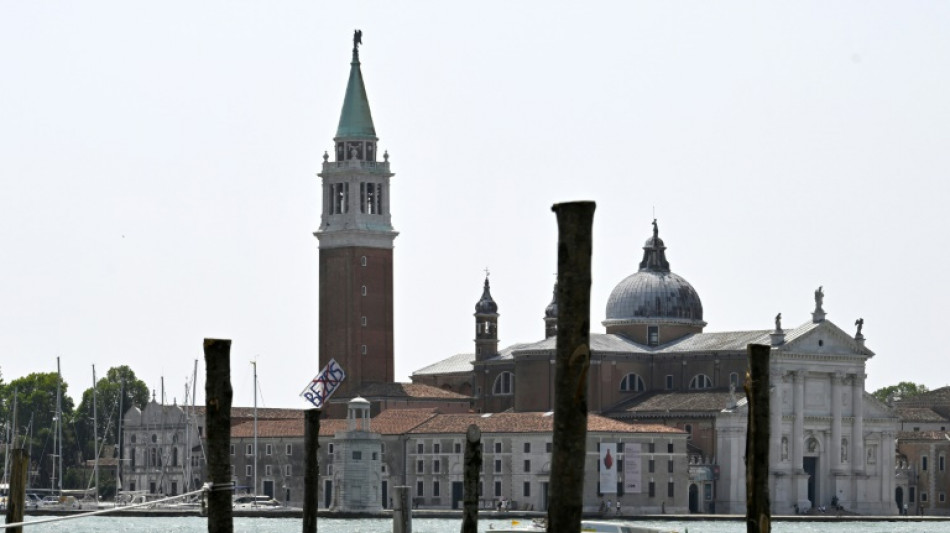 Plakate und Sticker: Protest gegen geplante Hochzeit von Jeff Bezos in Venedig