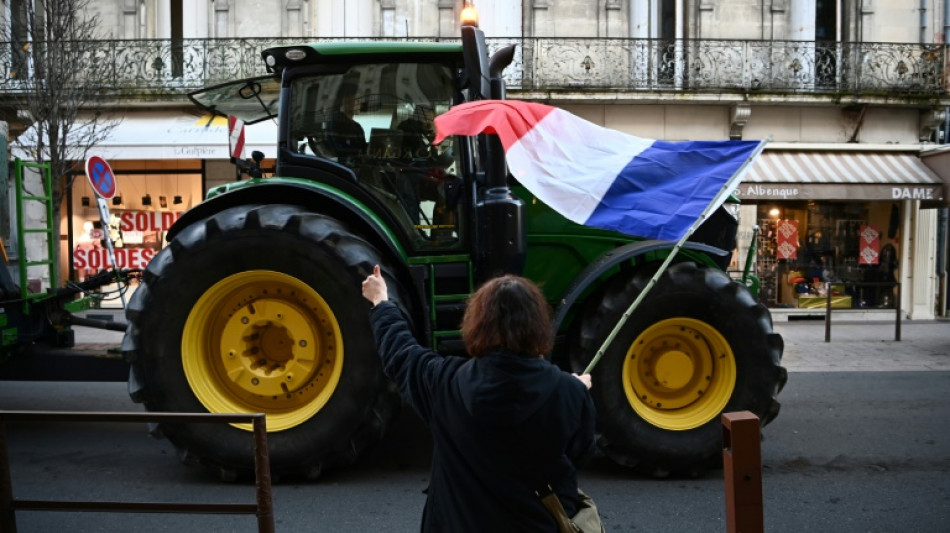 Avant les annonces du gouvernement, les agriculteurs ne "l&egrave;vent pas le camp" sur les routes de France 