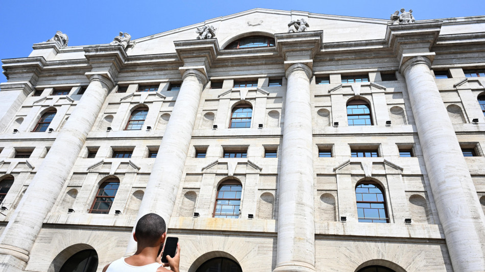 Borsa: Milano chiude in calo dello 0,43% con i finanziari