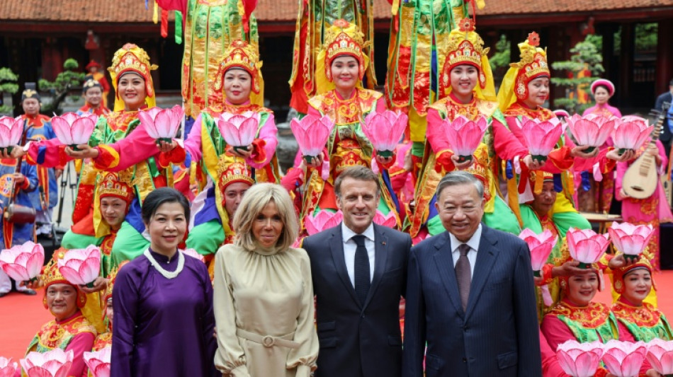 Macron desmente 'briga' viral com esposa: 'Estávamos brincando'