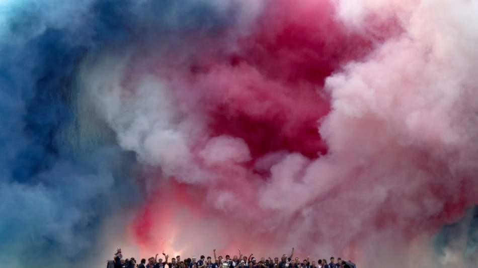 Ba&ntilde;o de masas del campe&oacute;n europeo PSG en los Campos El&iacute;seos de Par&iacute;s