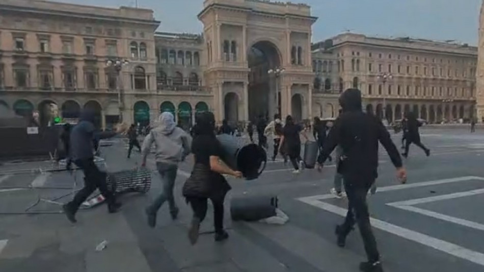 Corteo a Milano, tafferugli in Duomo e in piazza Cordusio