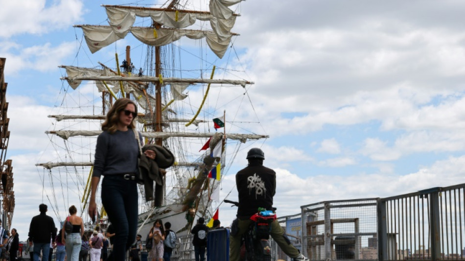 Cadete morta em colisão de navio contra ponte do Brooklyn é velada no México