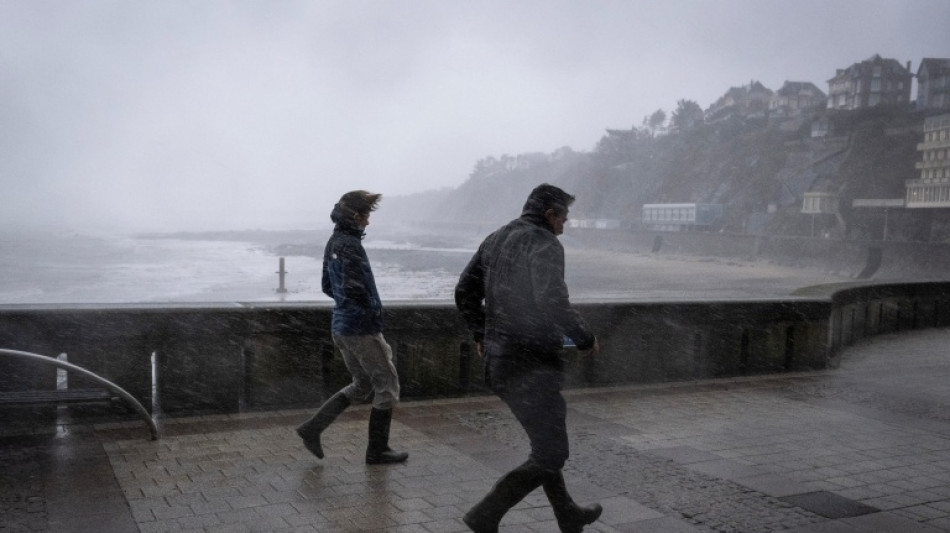 La temp&ecirc;te Austen poursuit sa route vers le nord, 288.600 foyers sans &eacute;lectricit&eacute;