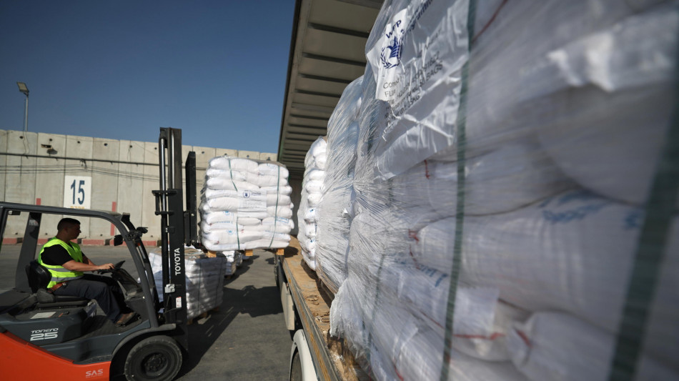 L'esercito israeliano lancia aiuti umanitari su Gaza