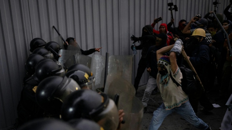 Segundo dia de protestos contra o governo em Lima após confrontos com a polícia