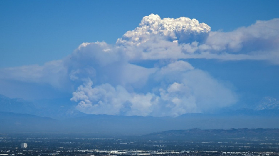 Incendios forestales avanzan en el oeste de EEUU y cubre Los &Aacute;ngeles de humo