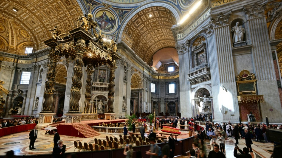 Com lágrimas e paciência, fiéis dão adeus ao papa Francisco