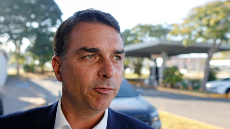 Fl&aacute;vio Bolsonaro pede a Trump que declare CV e PCC como organiza&ccedil;&otilde;es terroristas