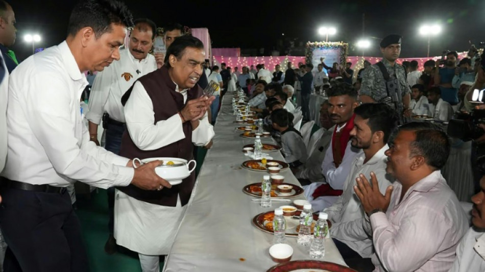 Reichster Mann Indiens l&auml;dt 50.000 Bewohner seiner Heimatstadt zum Essen ein